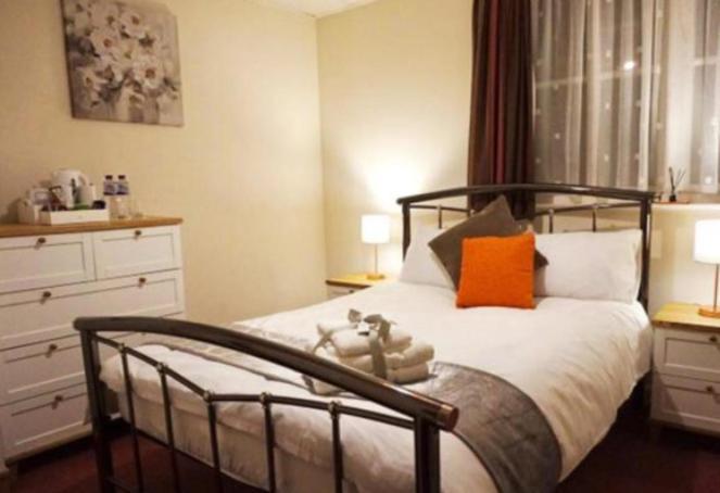 Stratton Cottage Guesthouse Biggleswade Exterior foto A bedroom at the hotel